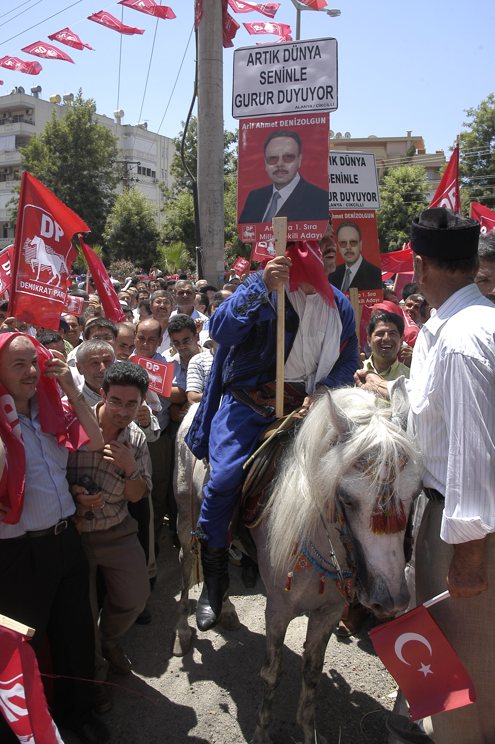 Ahmet Arif Denizolgun Alanya Cikcilli Seçim Mitingi Beyaz At ve Coşkulu Karşılama