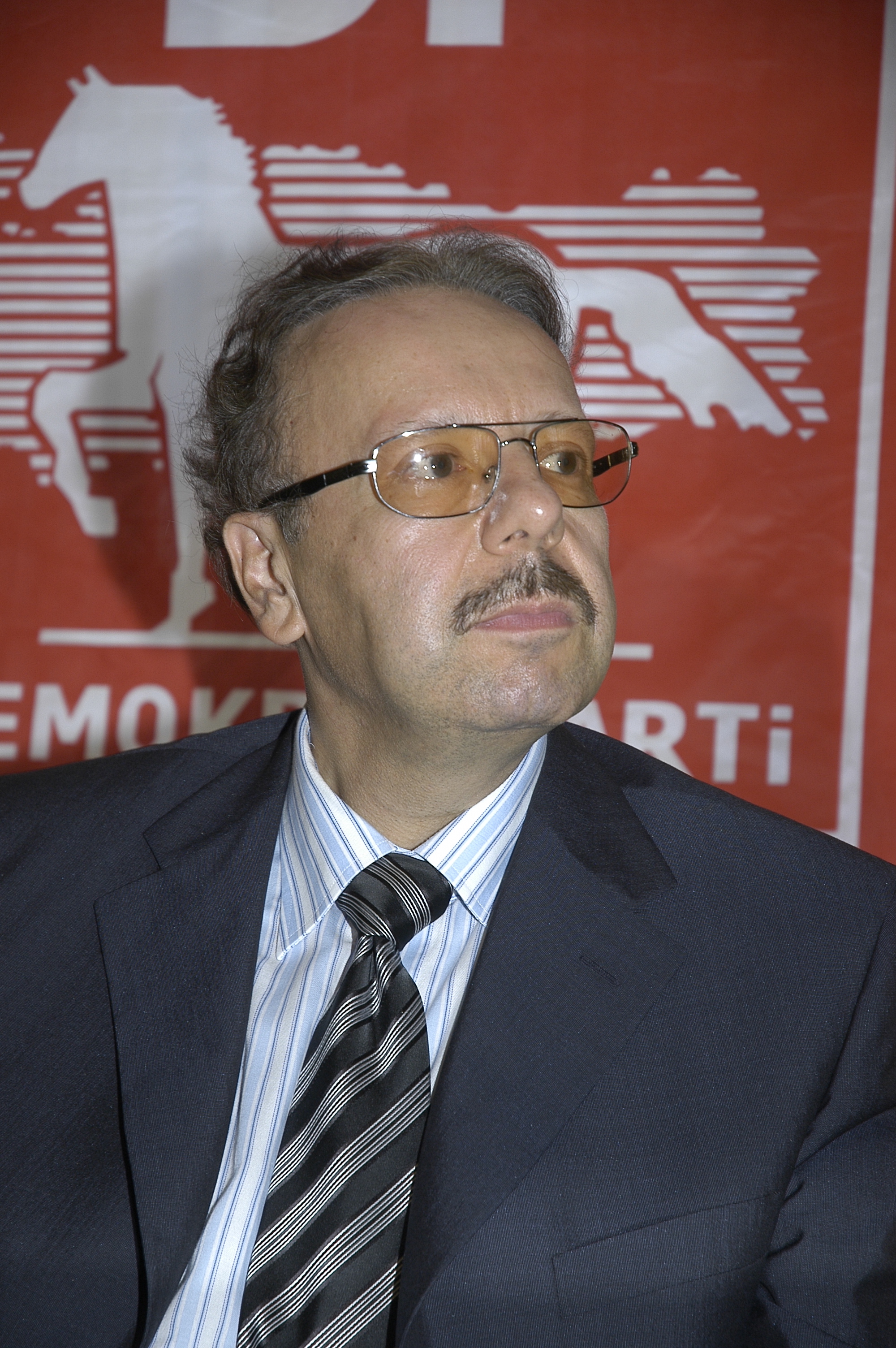 Ahmet Arif Denizolgun 22 Temmuz 2007 Seçim Çalışması Demokrat Parti Bayrağı Önünde